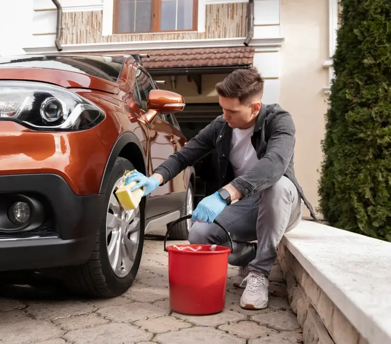 Lavage auto à domicile Bourgbarré : professionnel intervenant sur un véhicule